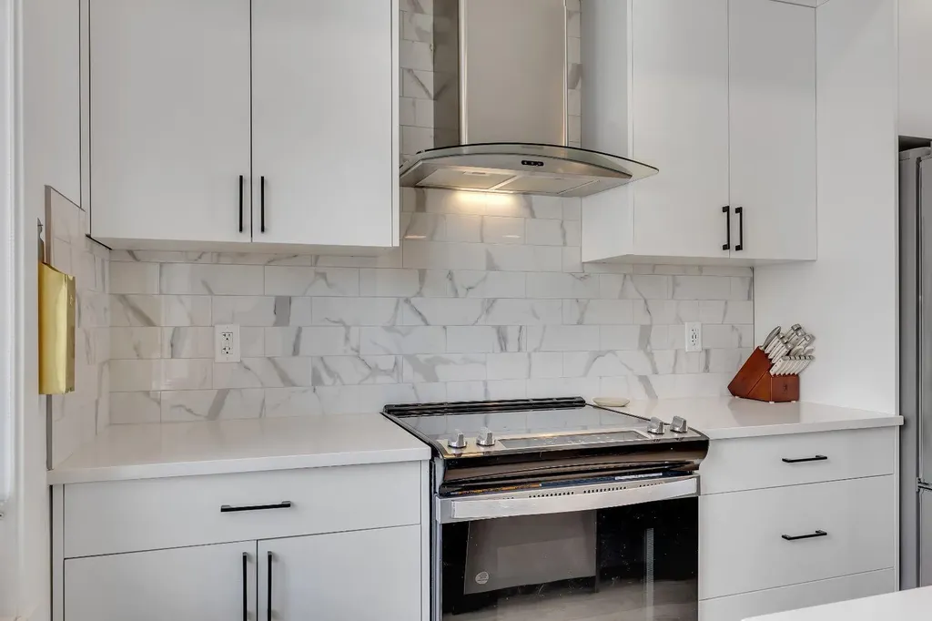 171 Greenbriar Place NW Calgary AB T3B 6J3
