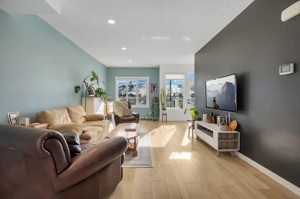 171 Greenbriar Place NW Calgary AB T3B 6J3