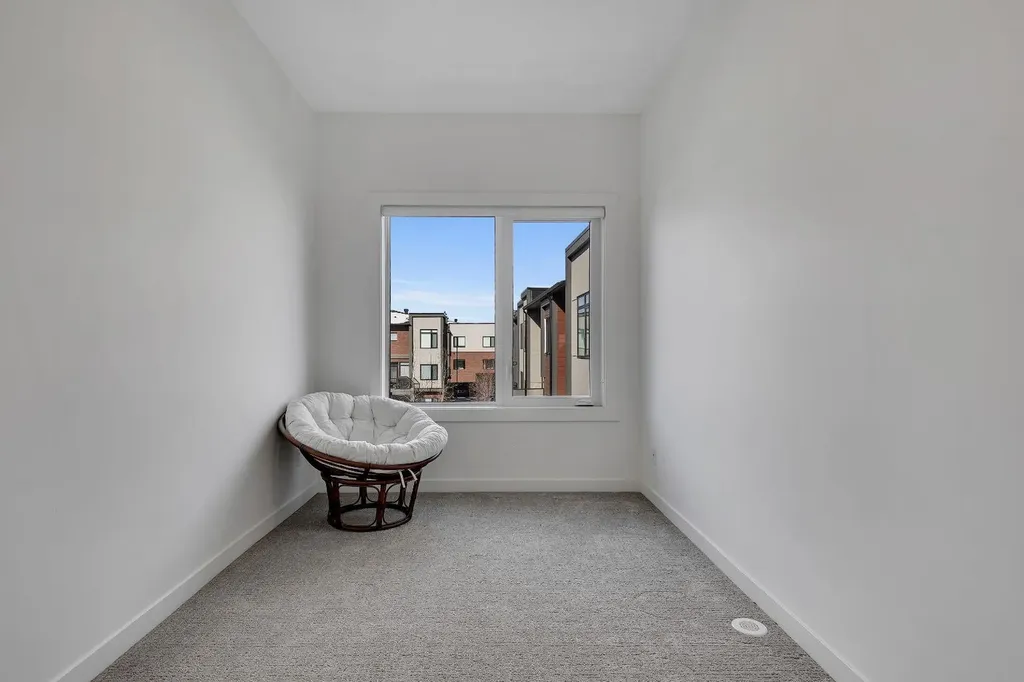 171 Greenbriar Place NW Calgary AB T3B 6J3