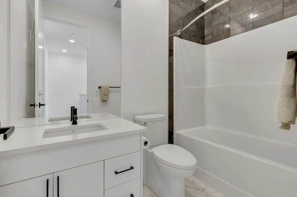 171 Greenbriar Place NW Calgary AB T3B 6J3