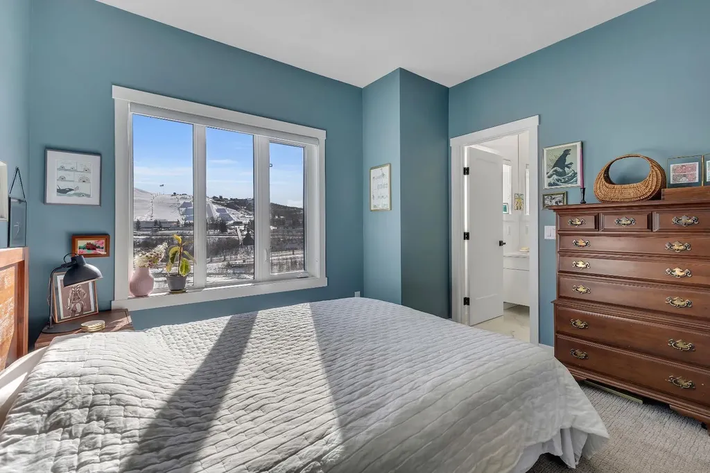 171 Greenbriar Place NW Calgary AB T3B 6J3