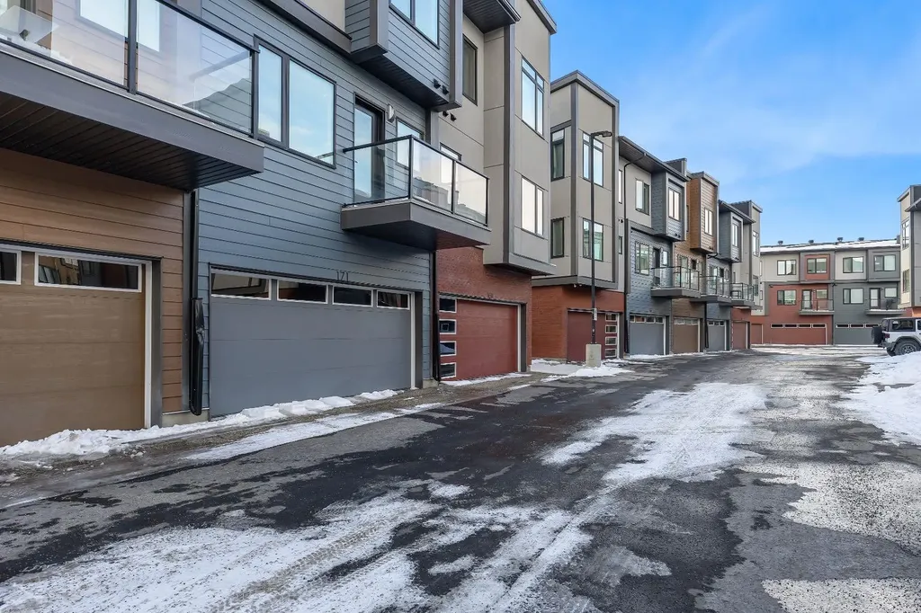 171 Greenbriar Place NW Calgary AB T3B 6J3