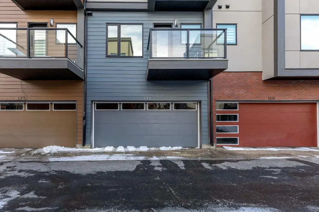 171 Greenbriar Place NW Calgary AB T3B 6J3