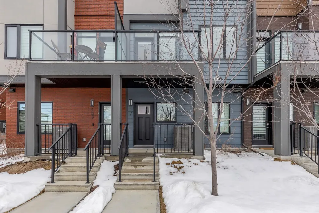 171 Greenbriar Place NW Calgary AB T3B 6J3