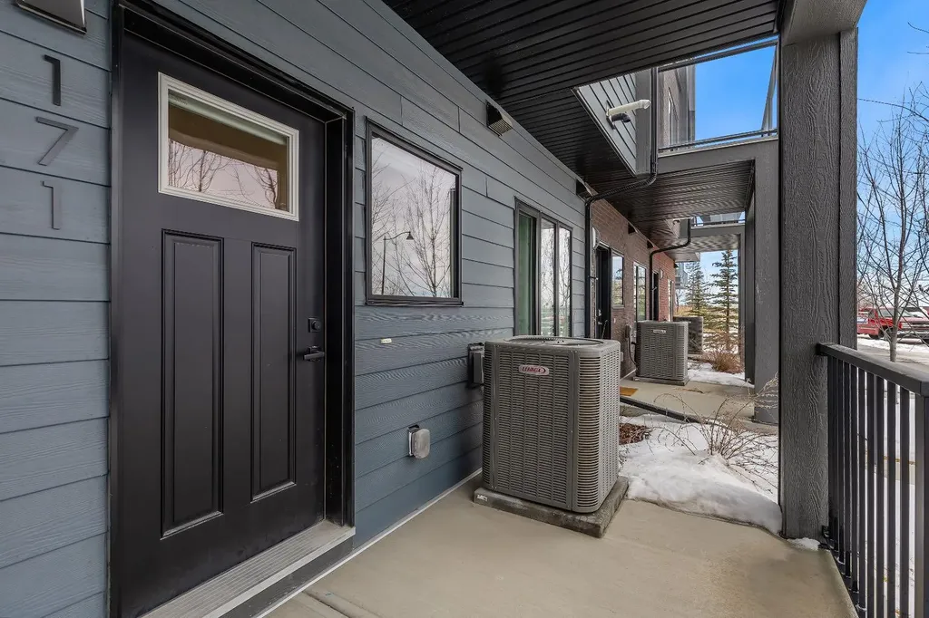 171 Greenbriar Place NW Calgary AB T3B 6J3