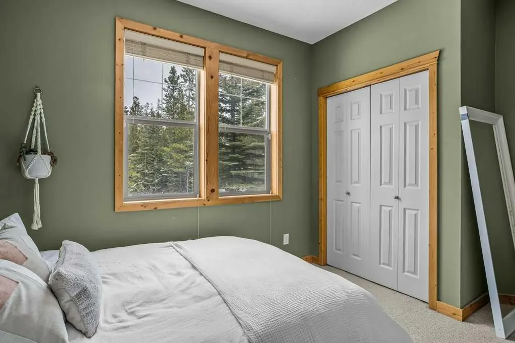 70 Dyrgas Gate Canmore AB T1W 3J6