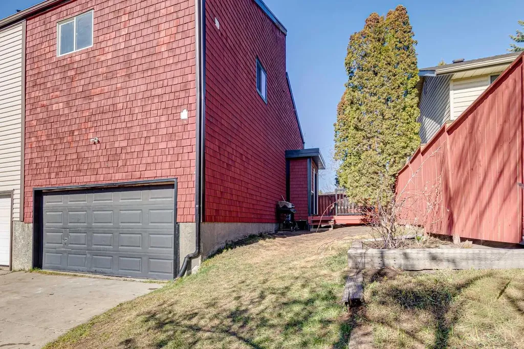 37 Ranch Glen Drive NW Calgary AB T3G 1T2