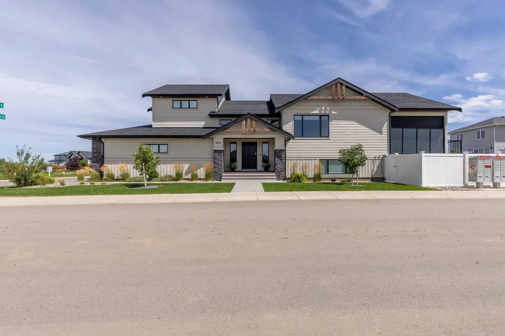 648 Sixmile Crescent S Lethbridge AB T1K 8G4
