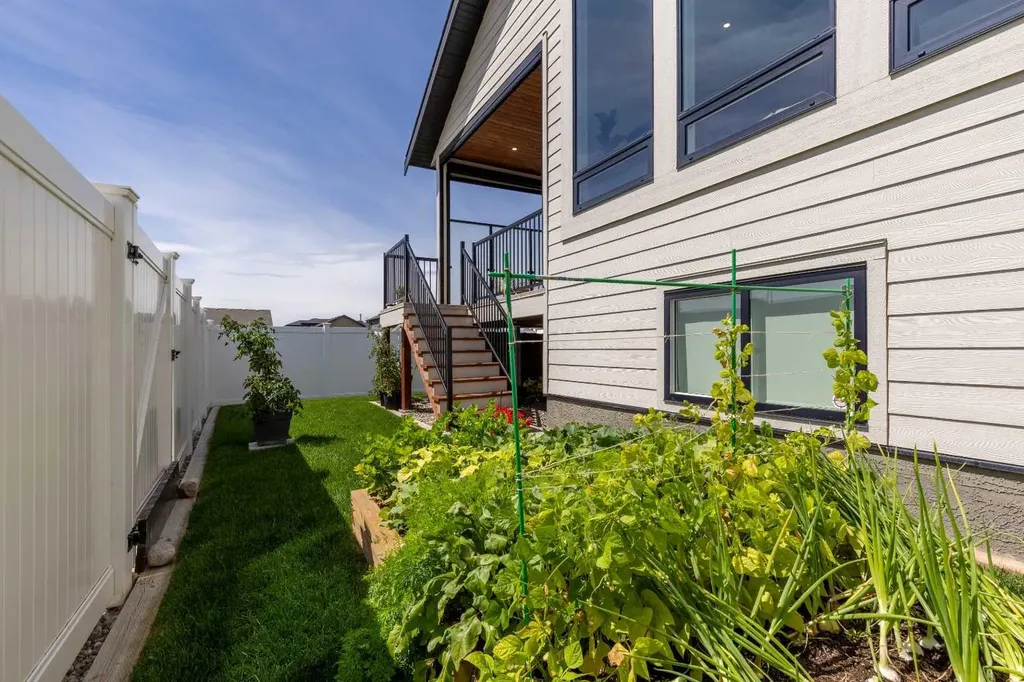 648 Sixmile Crescent S Lethbridge AB T1K 8G4