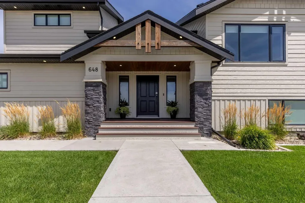 648 Sixmile Crescent S Lethbridge AB T1K 8G4