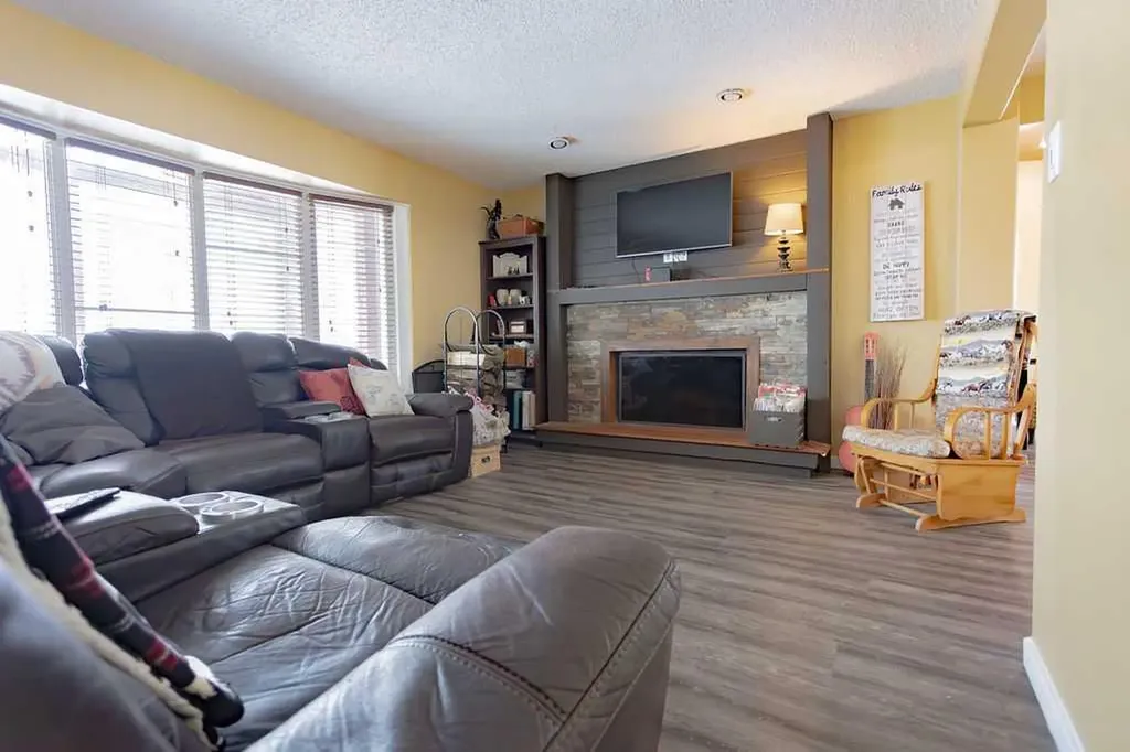 Point NW 17-44-4-w4 Rural Wainwright No. 61 M.d. Of AB T9W 1T5