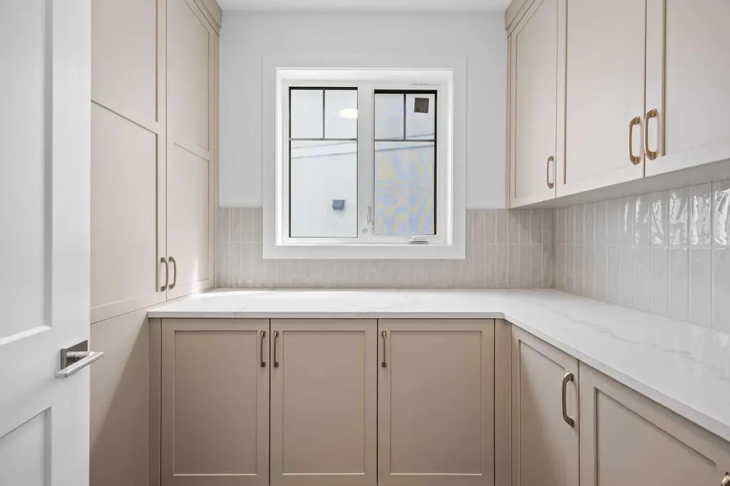 460 Discovery Place SW Calgary AB T3H 6A2