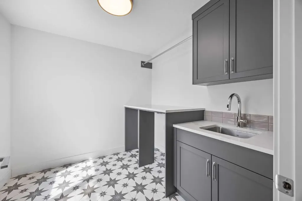 460 Discovery Place SW Calgary AB T3H 6A2
