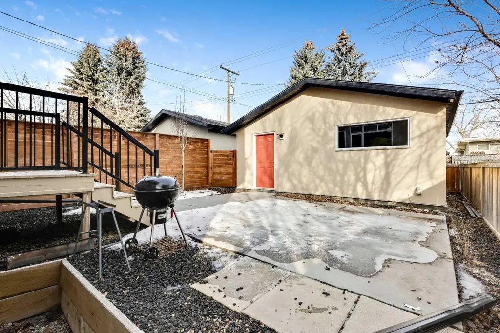2728 Cochrane Road NW Calgary AB T2M 4H9