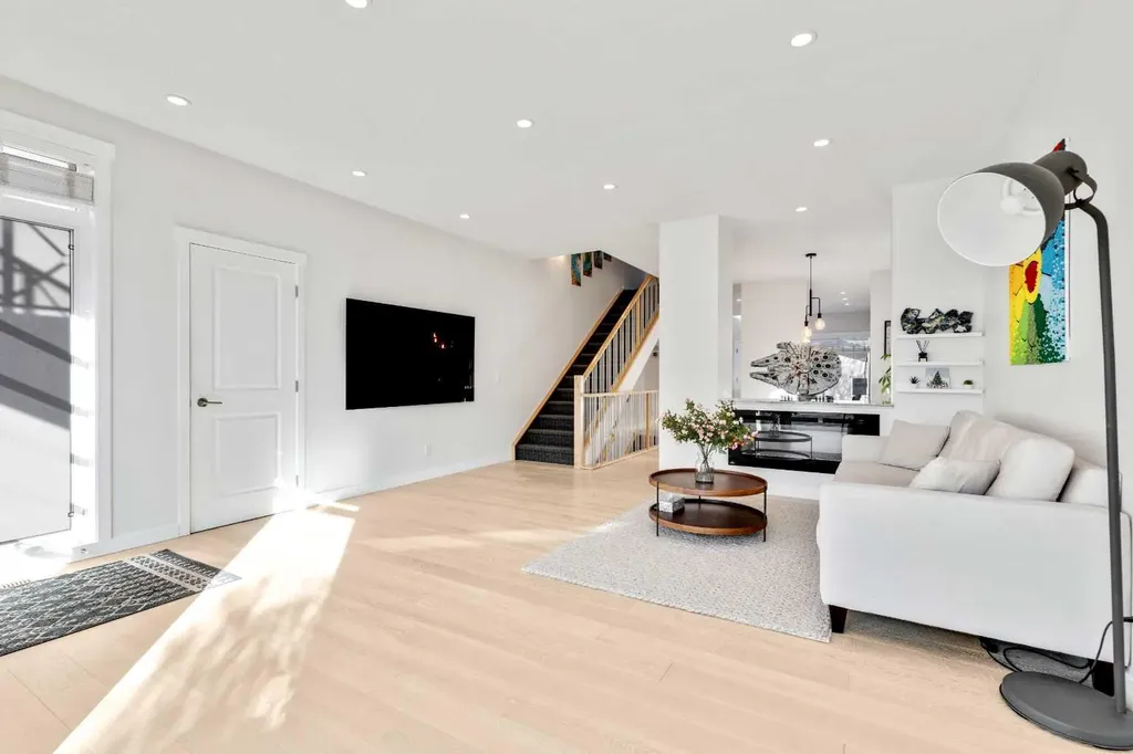 2728 Cochrane Road NW Calgary AB T2M 4H9