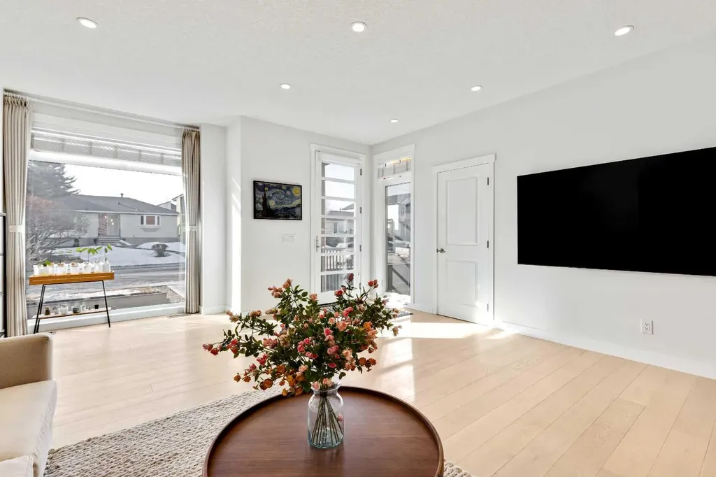 2728 Cochrane Road NW Calgary AB T2M 4H9