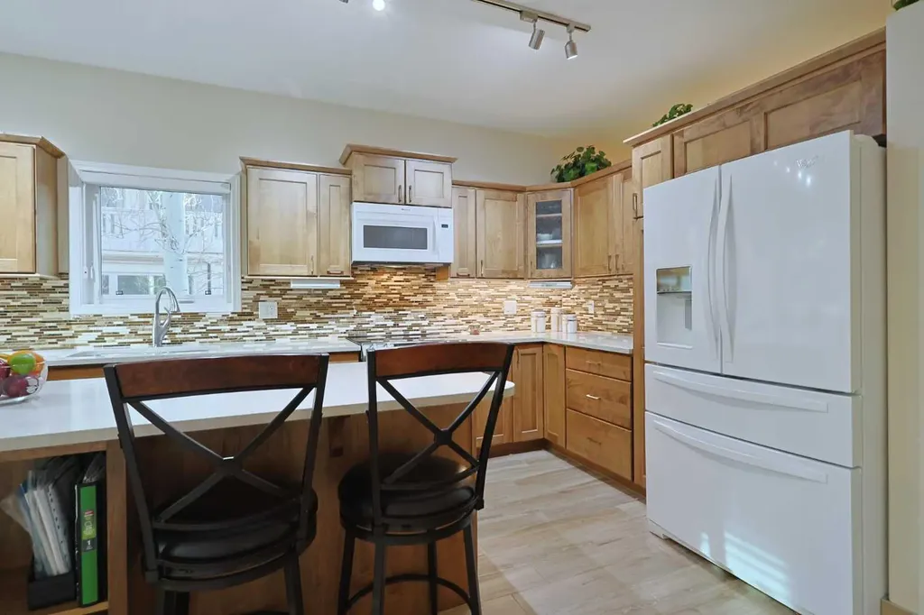 13 Scimitar Heath NW Calgary AB T3L 2E1