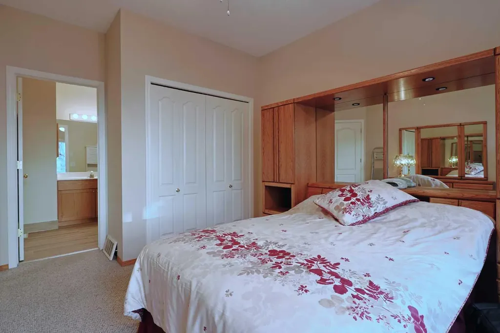 13 Scimitar Heath NW Calgary AB T3L 2E1