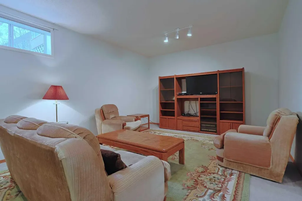 13 Scimitar Heath NW Calgary AB T3L 2E1