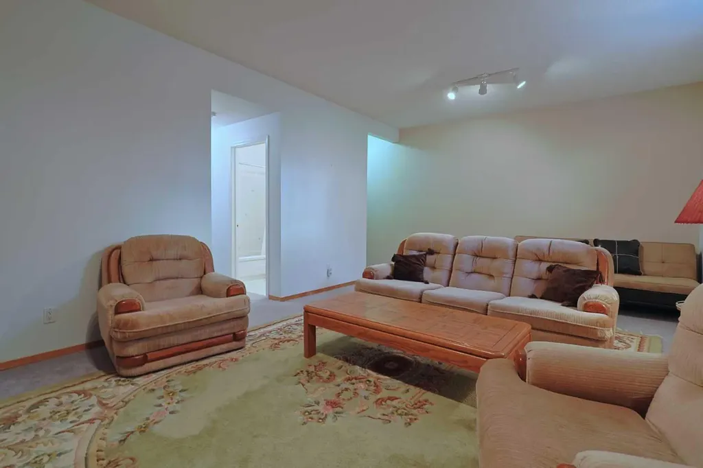 13 Scimitar Heath NW Calgary AB T3L 2E1