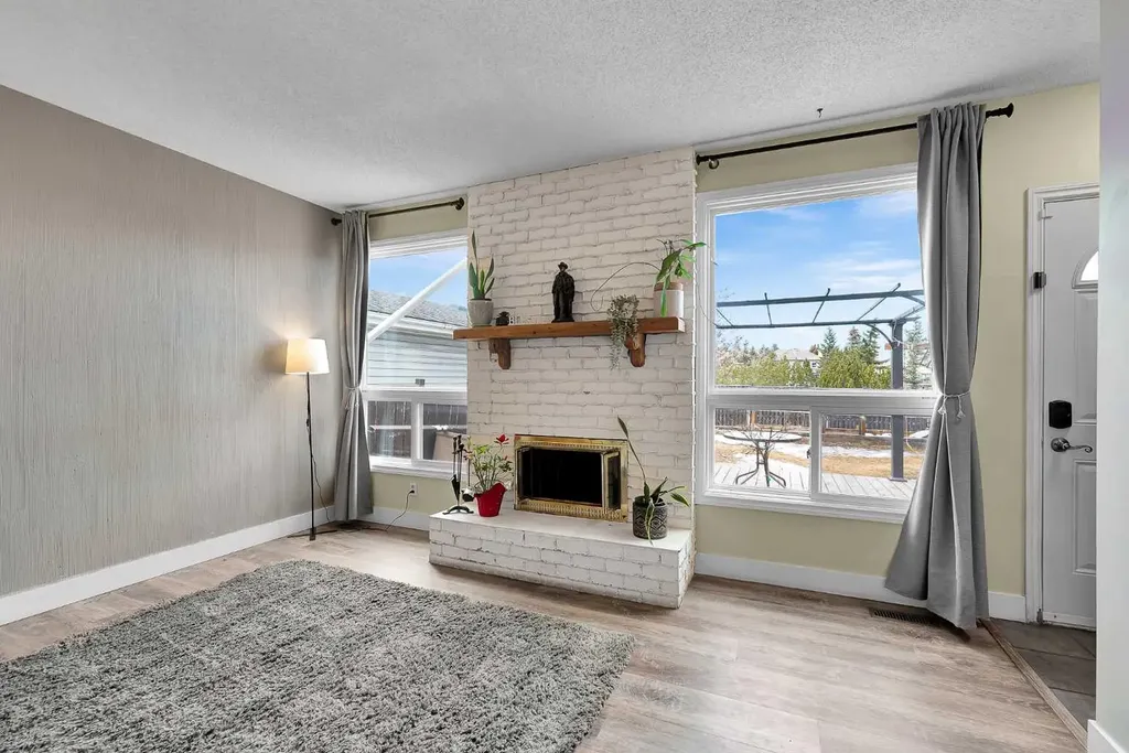 44 Strathclair Rise SW Calgary AB T3H 1G4