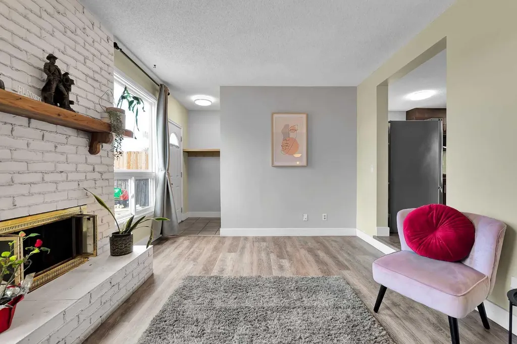 44 Strathclair Rise SW Calgary AB T3H 1G4