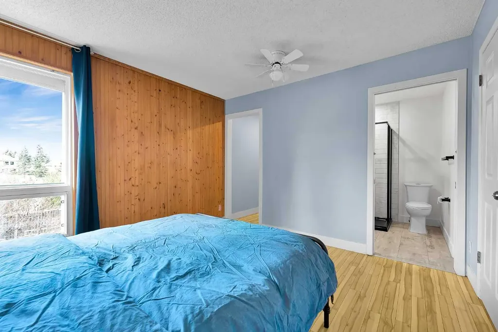 44 Strathclair Rise SW Calgary AB T3H 1G4