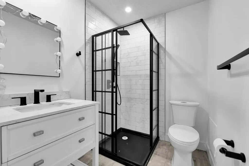 44 Strathclair Rise SW Calgary AB T3H 1G4