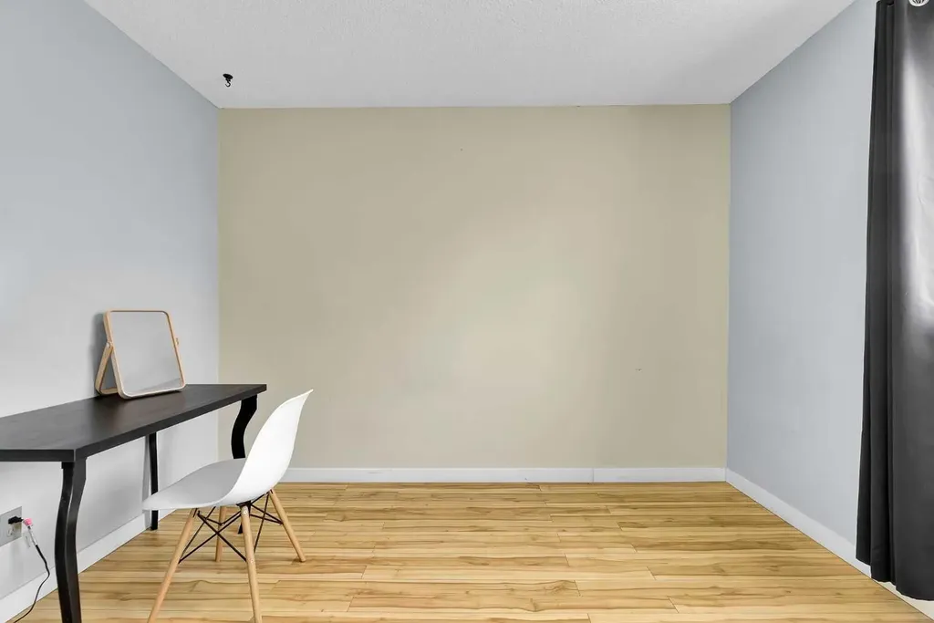 44 Strathclair Rise SW Calgary AB T3H 1G4