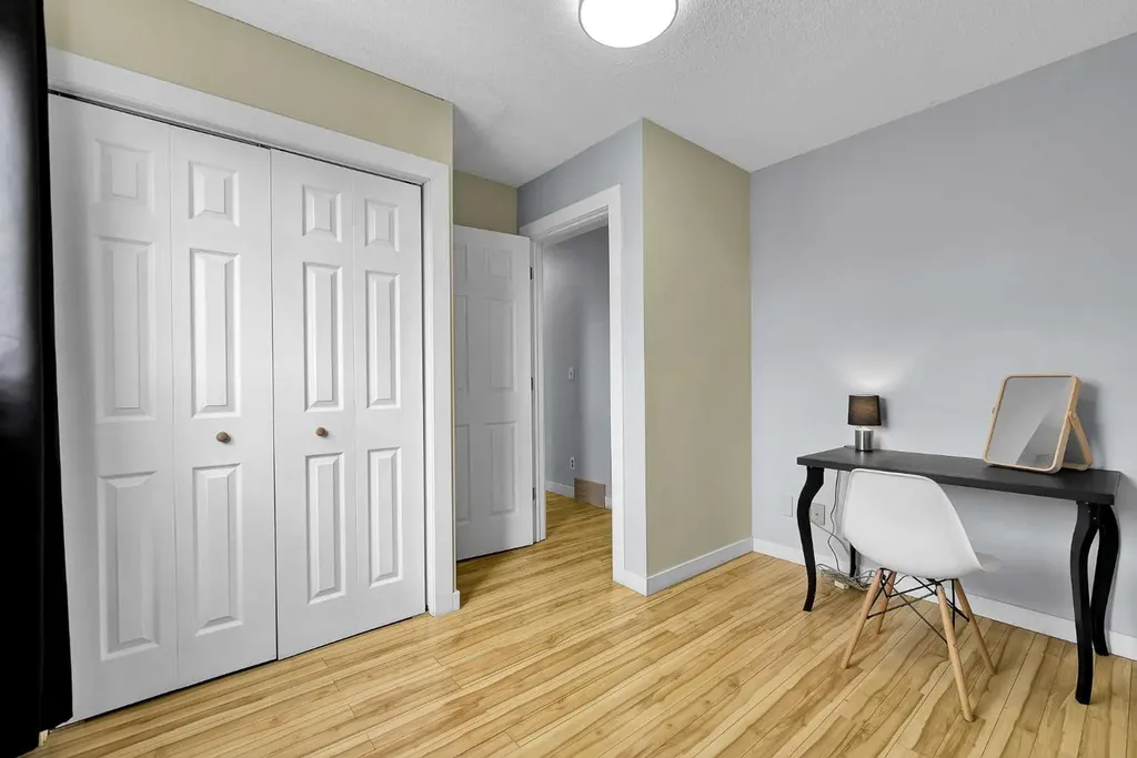 44 Strathclair Rise SW Calgary AB T3H 1G4