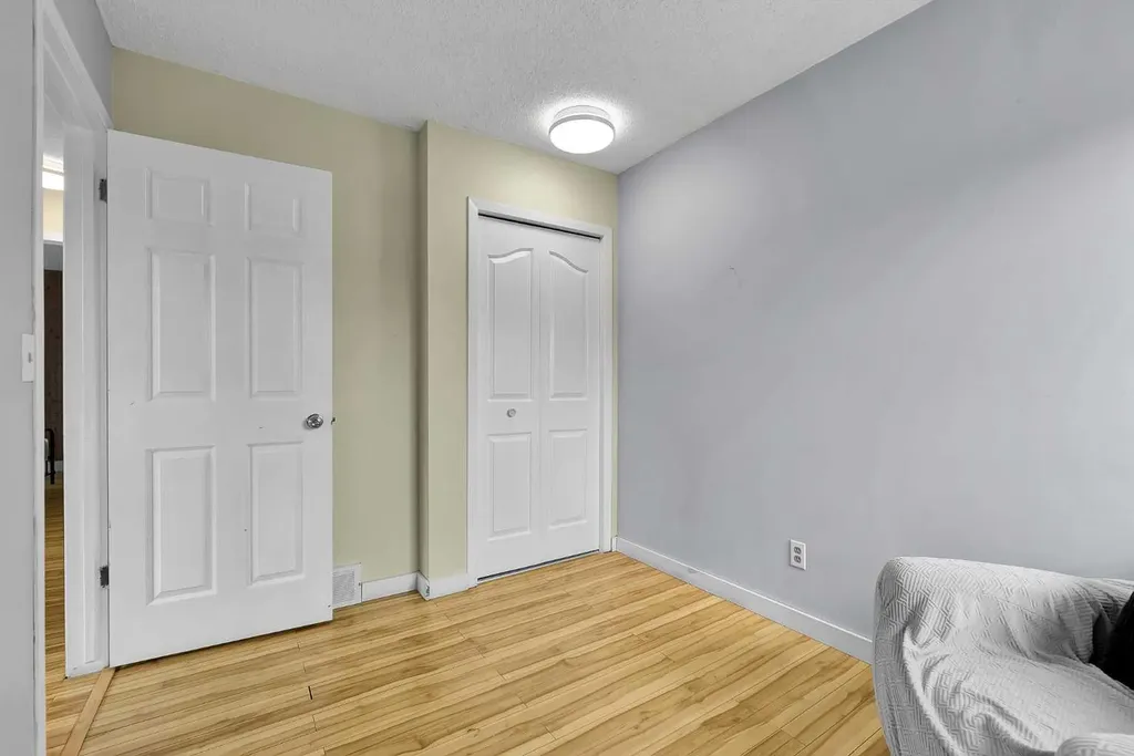 44 Strathclair Rise SW Calgary AB T3H 1G4