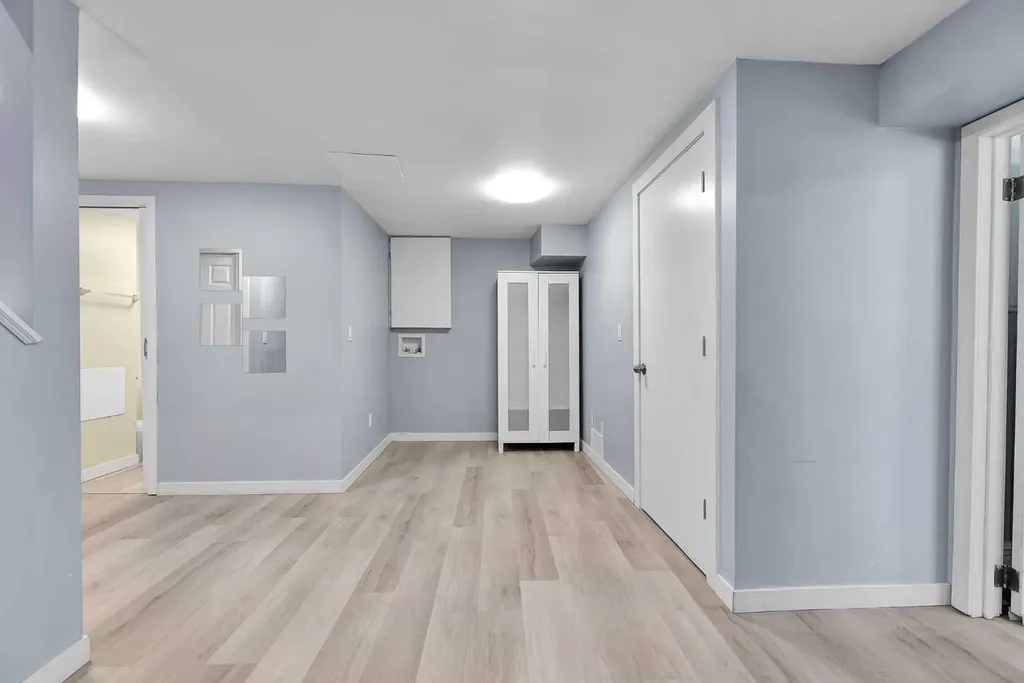 44 Strathclair Rise SW Calgary AB T3H 1G4