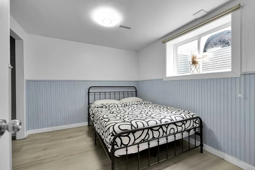 44 Strathclair Rise SW Calgary AB T3H 1G4