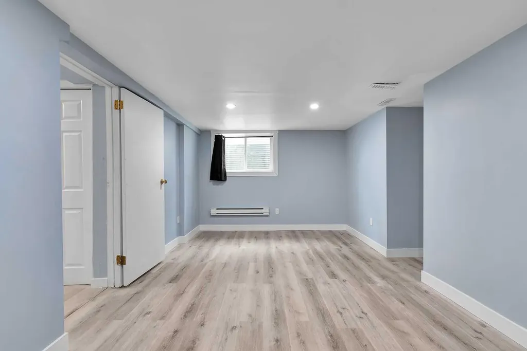 44 Strathclair Rise SW Calgary AB T3H 1G4