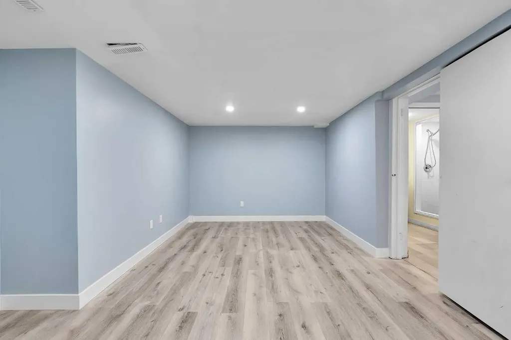 44 Strathclair Rise SW Calgary AB T3H 1G4