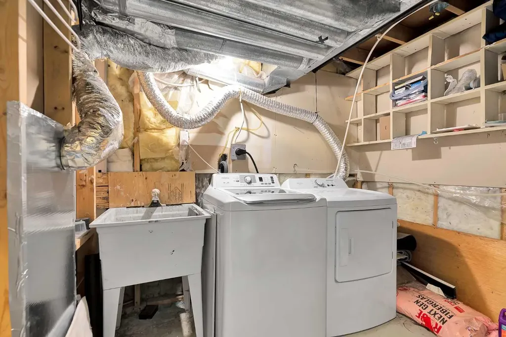 44 Strathclair Rise SW Calgary AB T3H 1G4