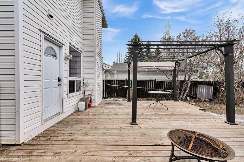 44 Strathclair Rise SW Calgary AB T3H 1G4