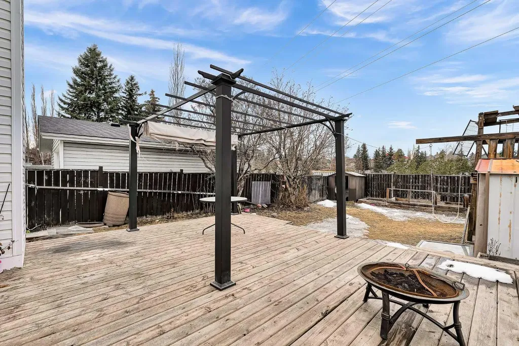 44 Strathclair Rise SW Calgary AB T3H 1G4