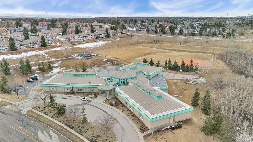 44 Strathclair Rise SW Calgary AB T3H 1G4