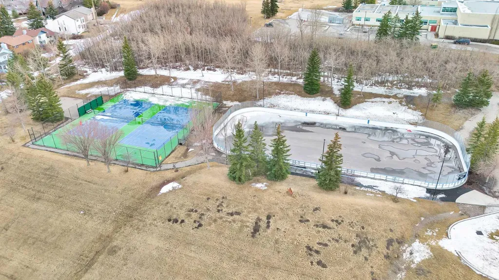 44 Strathclair Rise SW Calgary AB T3H 1G4