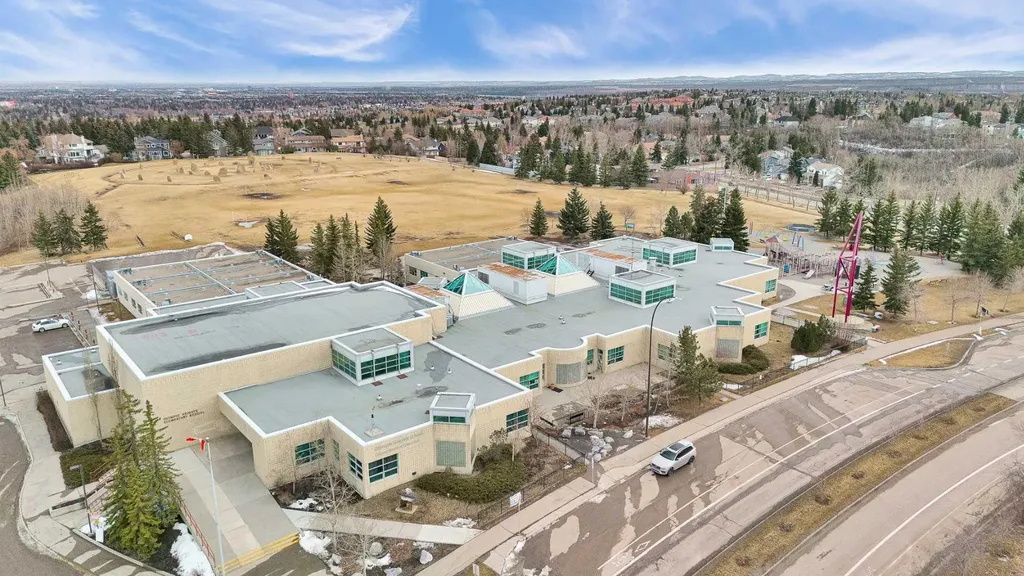 44 Strathclair Rise SW Calgary AB T3H 1G4
