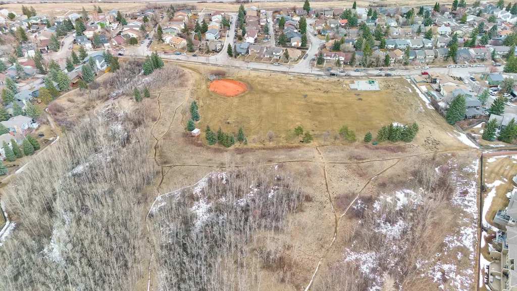 44 Strathclair Rise SW Calgary AB T3H 1G4