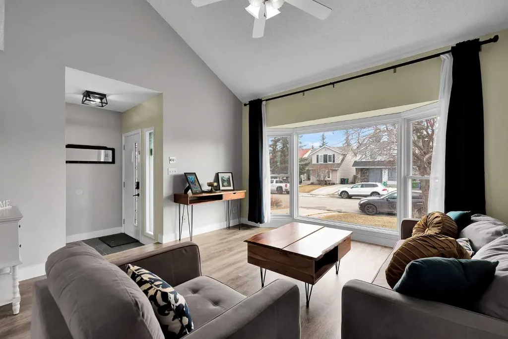 44 Strathclair Rise SW Calgary AB T3H 1G4