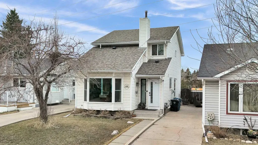 44 Strathclair Rise SW Calgary AB T3H 1G4