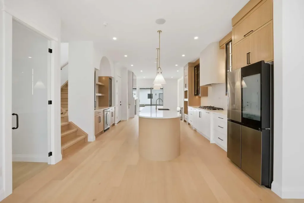 1529 18 Avenue NW Calgary AB T2M 0W9