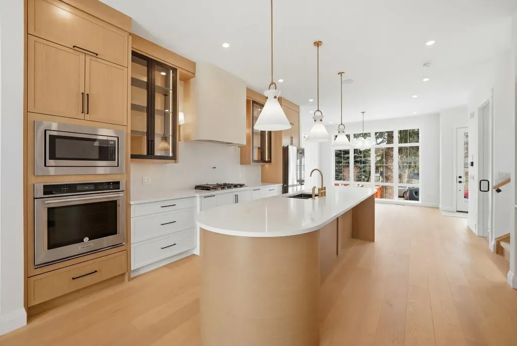 1529 18 Avenue NW Calgary AB T2M 0W9