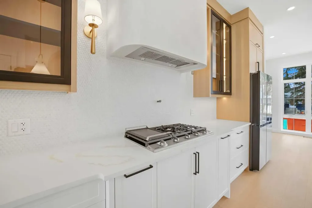 1529 18 Avenue NW Calgary AB T2M 0W9