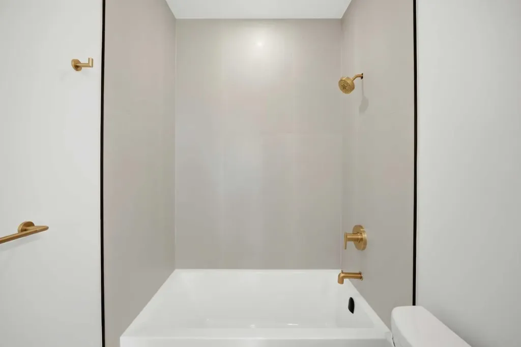 1529 18 Avenue NW Calgary AB T2M 0W9