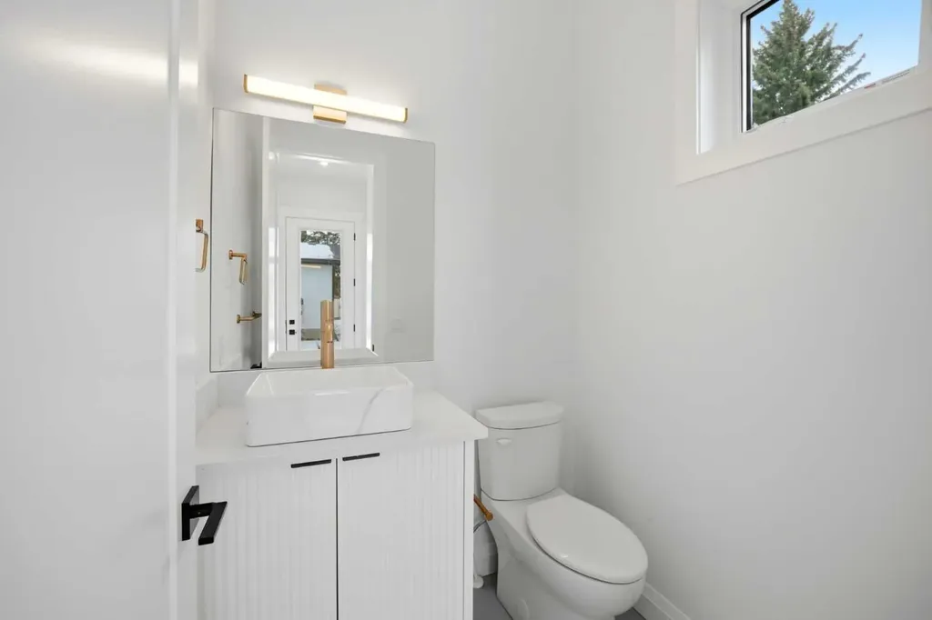 1529 18 Avenue NW Calgary AB T2M 0W9