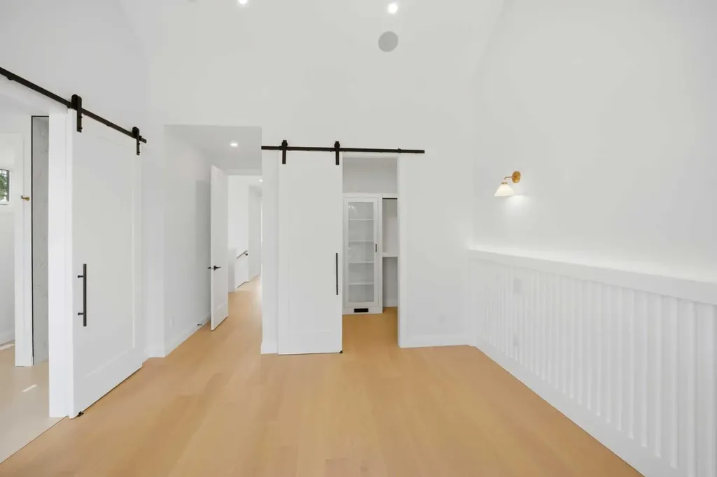 1529 18 Avenue NW Calgary AB T2M 0W9